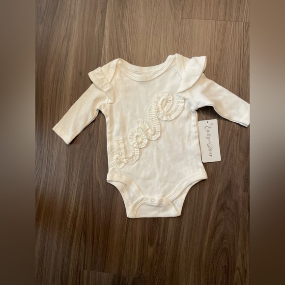 Emily and Oliver Cream Textured Love Bodysuit with Ruffled Shoulders size 3/6M - Picture 1 of 4